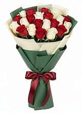 Букет Микс из красных и белых роз в Любимовке