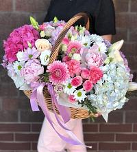 Композиция солнечный день в Любимовке Цветочная композиция из Розы, Хризантемы, Пионы и Лизиантусы в корзине в Любимовке