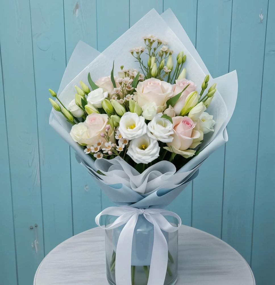 Букет цветов из: Розы и Лизиантусы в Любимовке