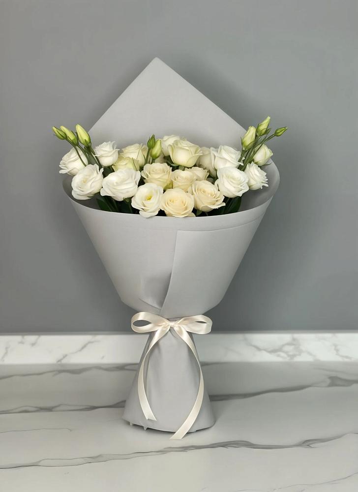 Букет цветов из: Розы и Лизиантусы в Любимовке