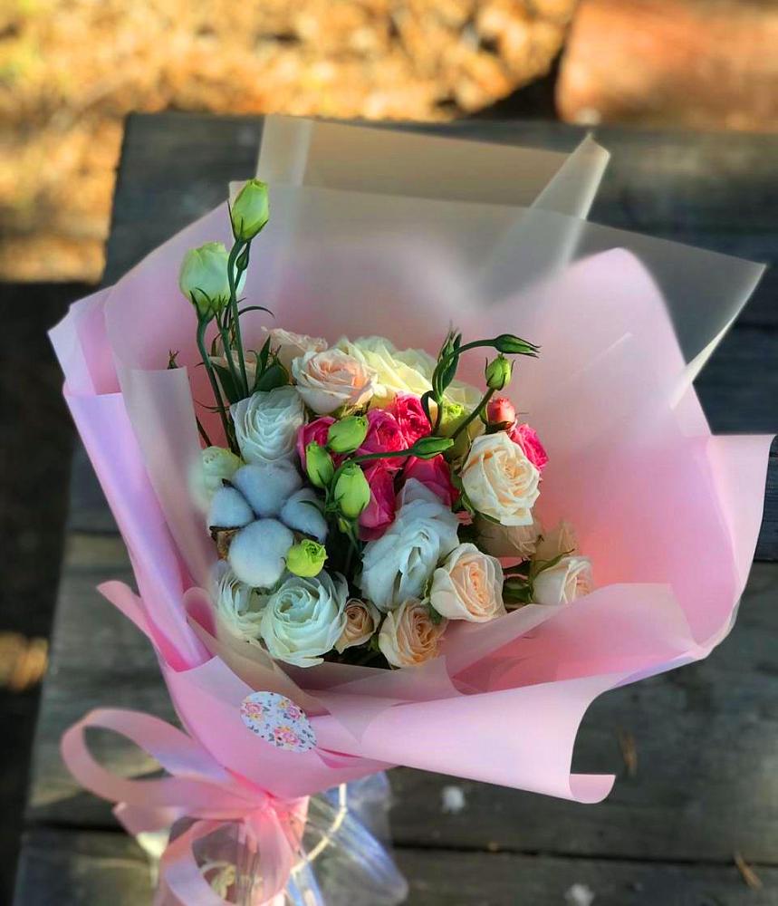 Букет цветов из: Розы и Лизиантусы в Любимовке