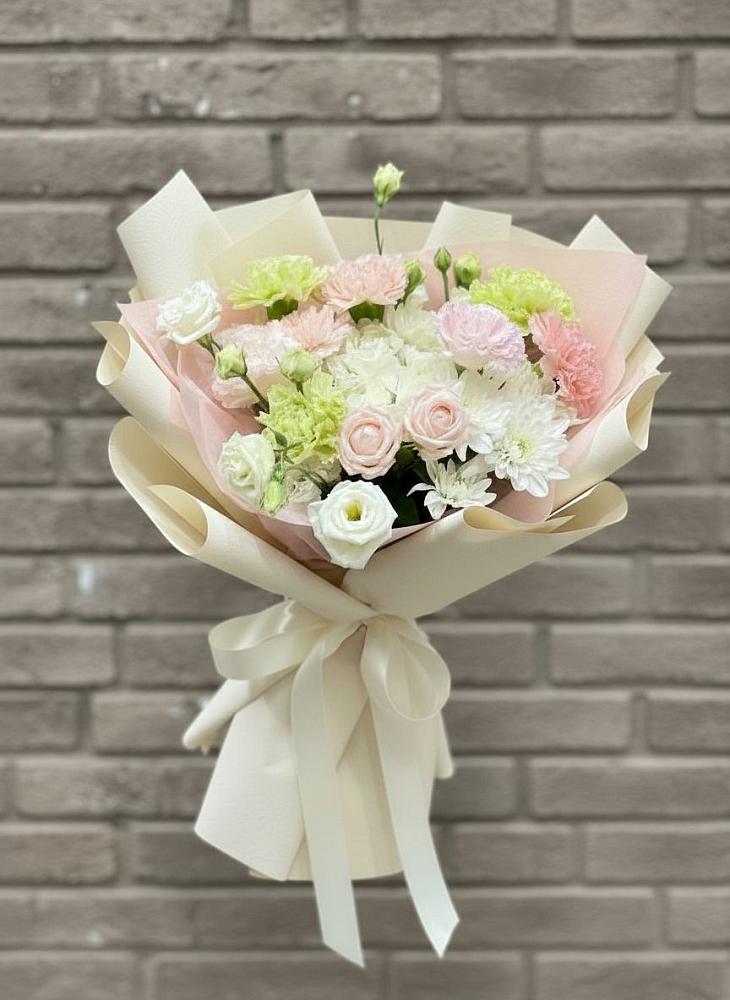 Букет цветов из: Гвоздики, Розы, Лизиантусы и Хризантемы в Любимовке