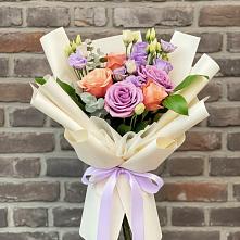 Букет цветов из:  Лизиантусы и Розы в Любимовке