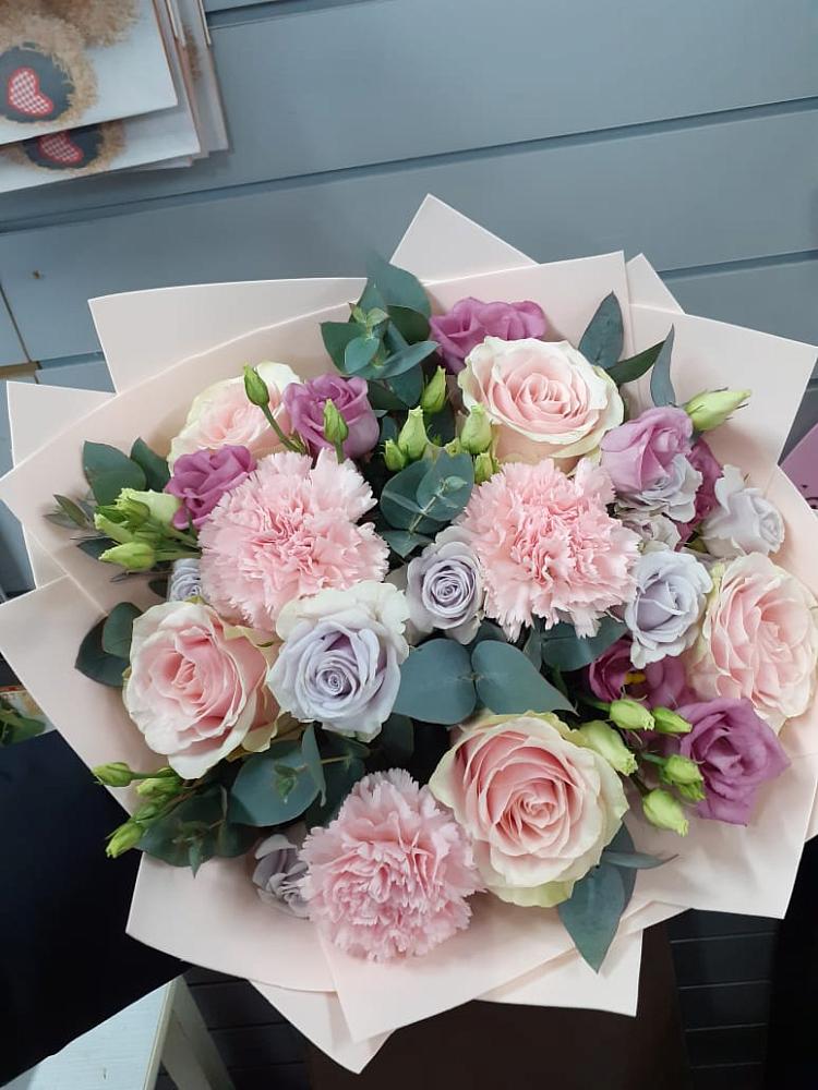 Букет цветов из: Розы, Гвоздики и Лизиантусы в Любимовке