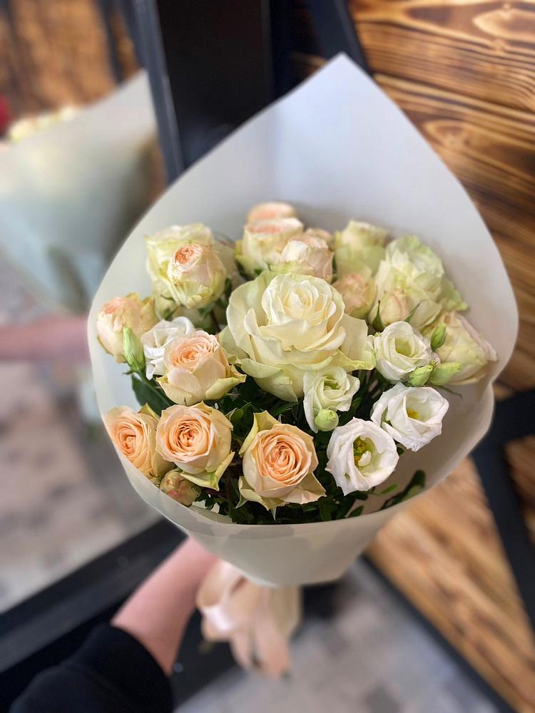 Букет цветов из: Розы и Лизиантусы в Любимовке