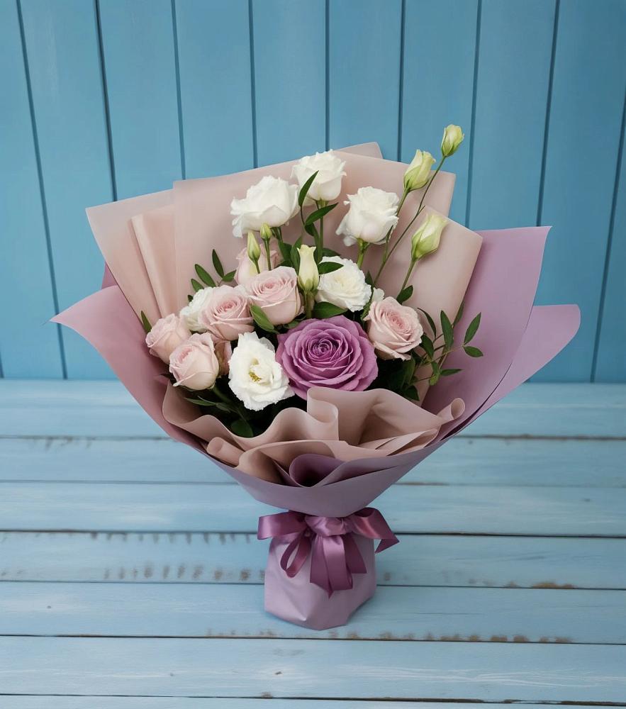 Букет цветов из: Розы и Лизиантусы в Любимовке